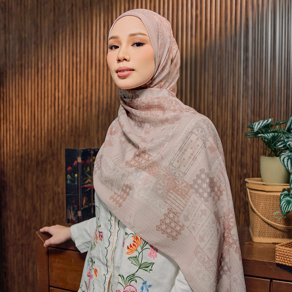 Jendela in Russet