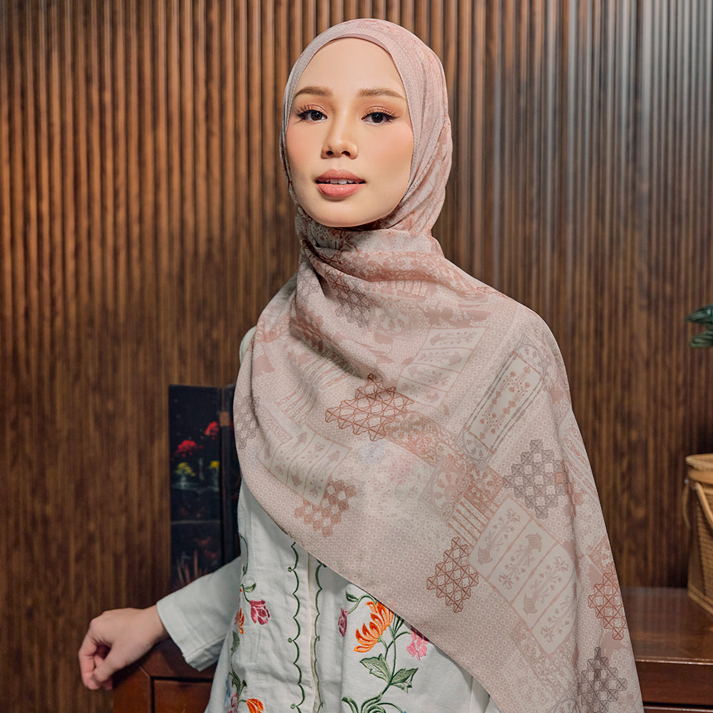 Jendela in Russet