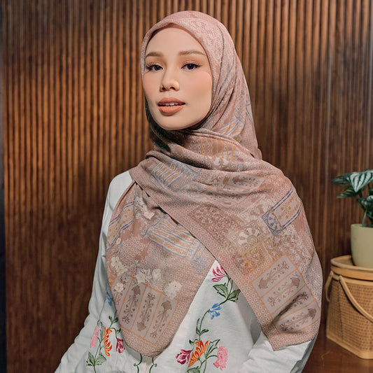 Jendela in Hazel (sq)