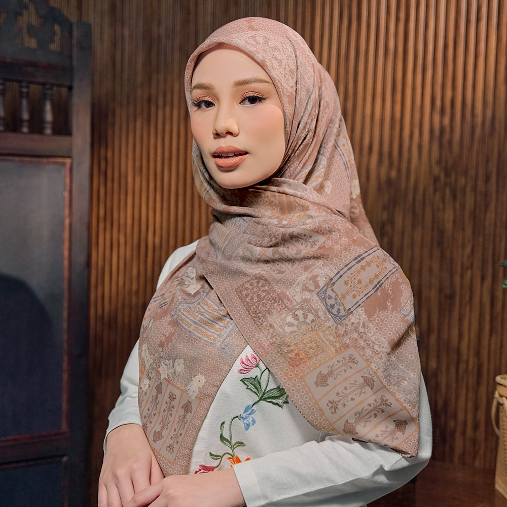 Jendela in Hazel (sq)