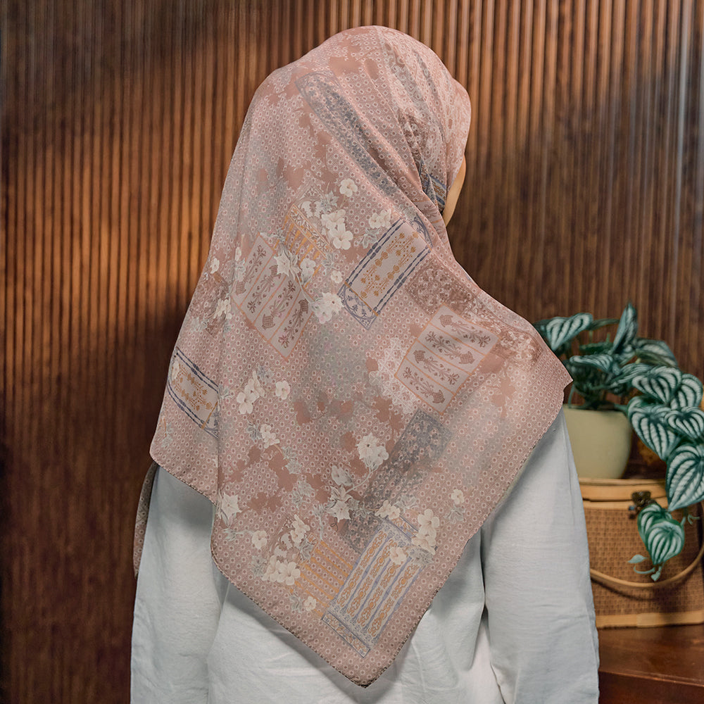 Jendela in Hazel (sq)