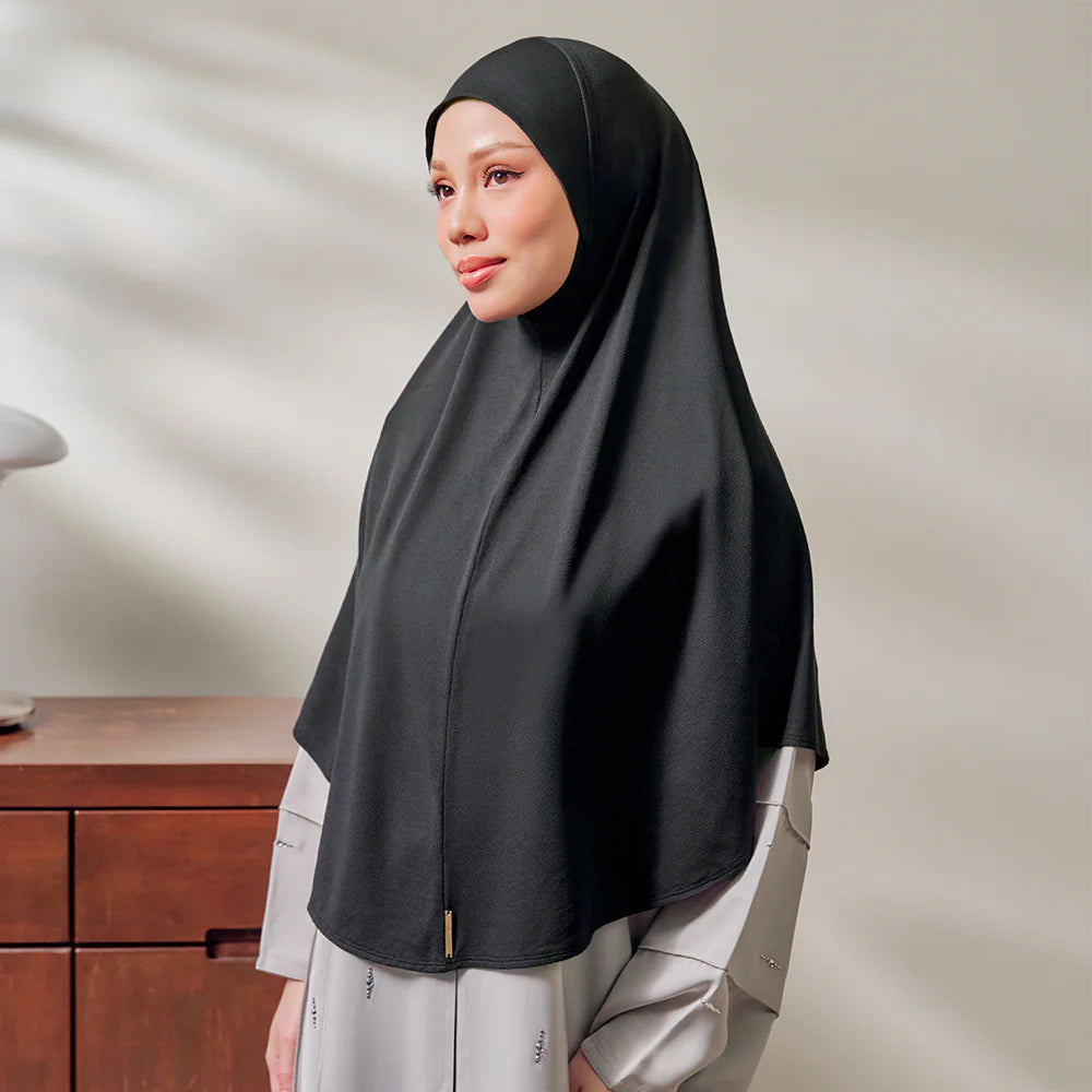 Najwa Sport: Khimar in Black