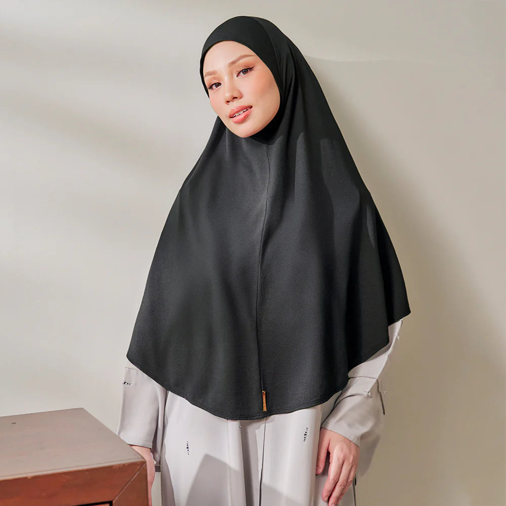 Najwa Sport: Khimar in Black